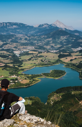 ERREKA collaborates with the Kukubaso association of Bergara with the aim of recovering native forests. 