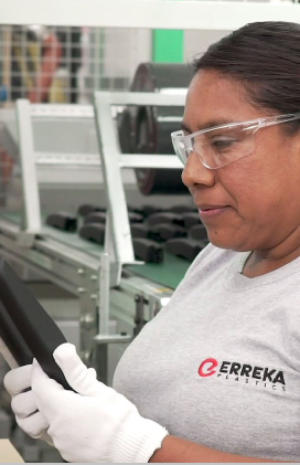 Trabajadora en la planta productiva de ERREKA Querétaro, México.